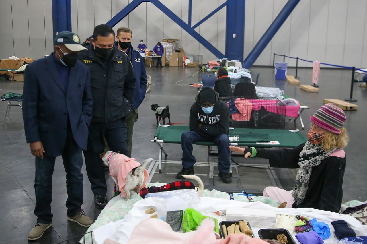 Los voluntarios de Austin Disaster Relief Network distribuirán a los residentes artículos de ropa para hombres y mujeres suministrados por el minorista mundial UNIQLO, junto con 600 kits de cuidado que contienen alimentos, suministros de higiene, equipo de protección personal y kits de hidratación.