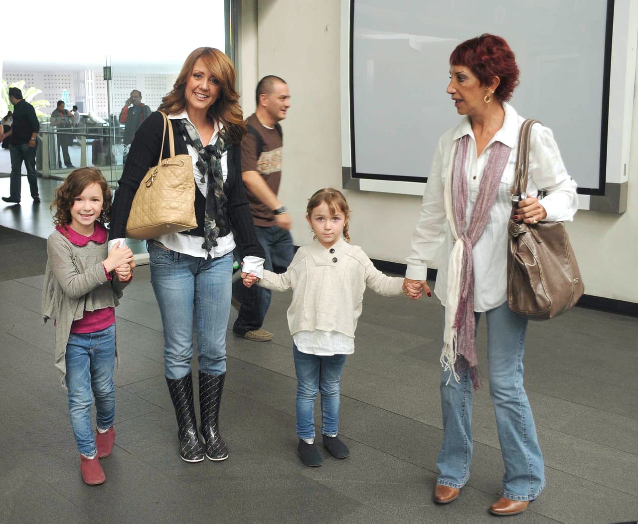 Andrea Legarrera siempre se da tiempo para disfrutar a sus hijas e ir con ellas a todos lados.