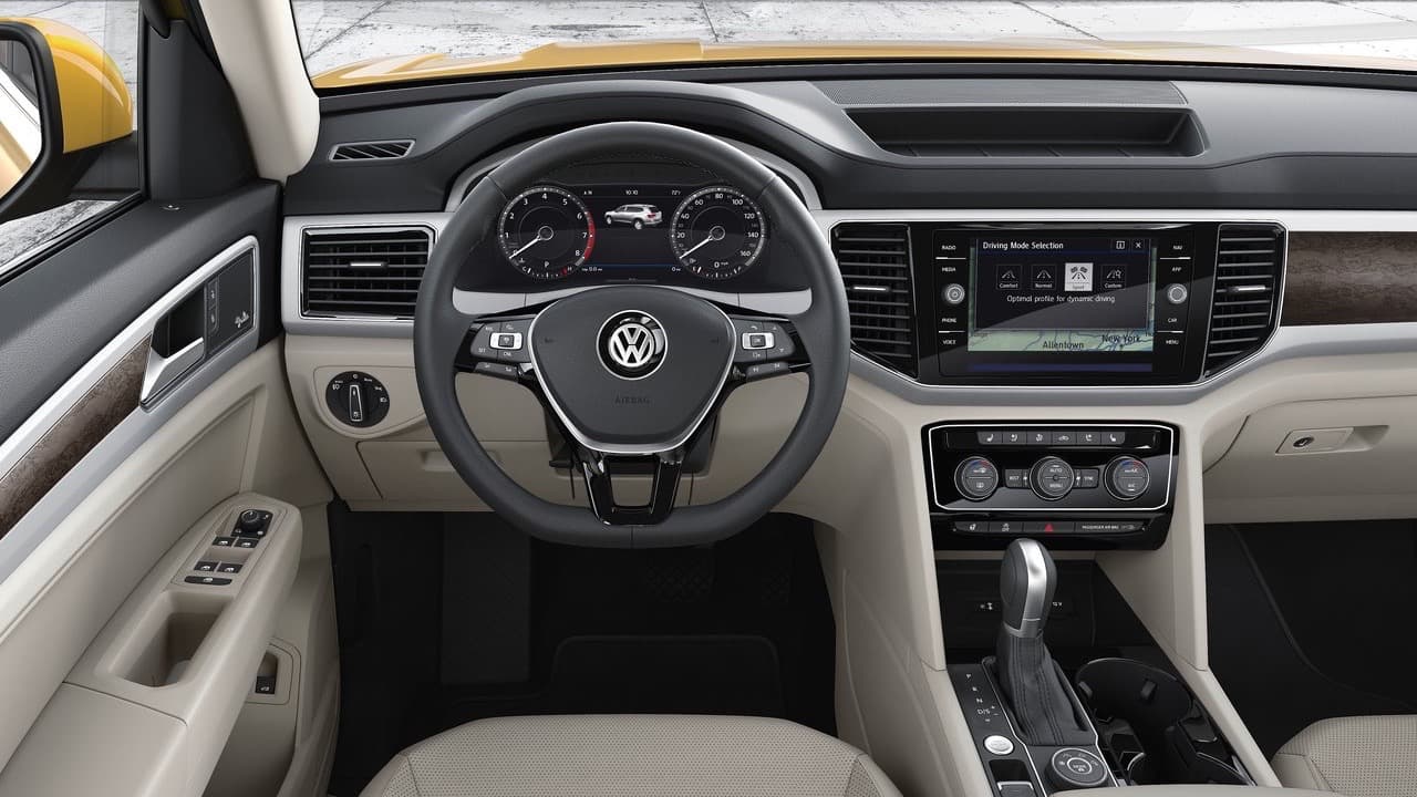 La 
<b><a href="http://www.univision.com/noticias/volkswagen/esta-es-la-volkswagen-atlas-2018-fotos">Volkswagen Atlas </a></b>es la respuesta del constructor aleman a camionetas como la Ford Explorer y la Toyota Highlander. Con un estilo sobrio, simple y elegante la Titan tratará de conquistar el corazón estadounidense.
