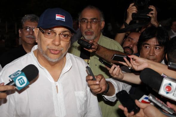 El presidente de Paraguay, Fernando Lugo, fue internado hoy en una clínica de Asunción con un presunto cuadro alérgico, aunque sus médicos no descartan el inicio de una infección.