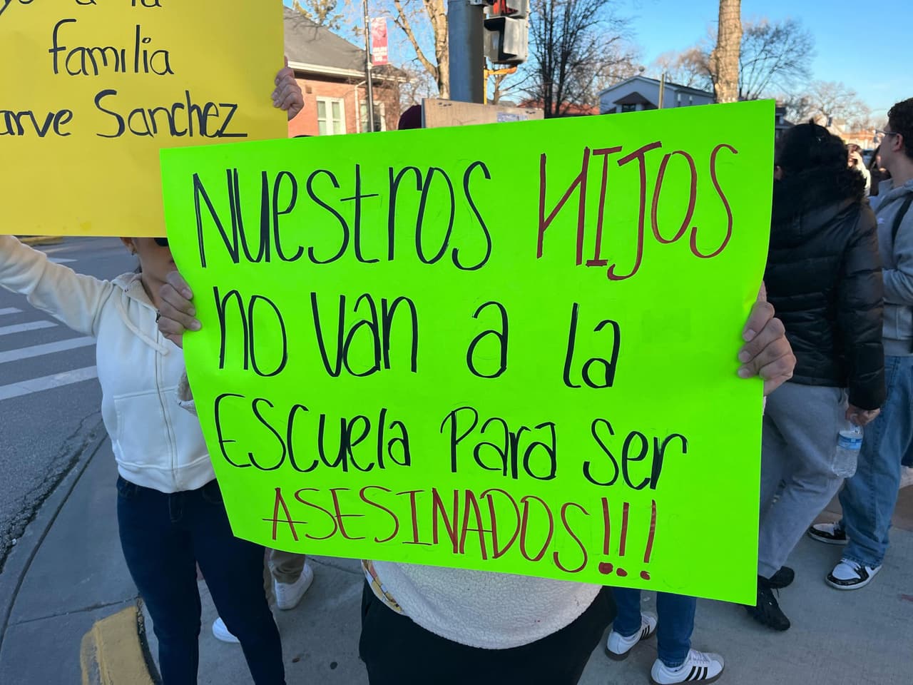 Por ahora, la investigación de la policía continúa enfocada en
<b> dar con el paradero del presunto asesino </b>y
<b> </b>se cree, sería estudiante de la misma escuela. 
<br>
<br>Su imagen habría circulado en redes sociales, pero Univision ha decidido no compartirla a la espera de una posible presentación de cargos.
<br>