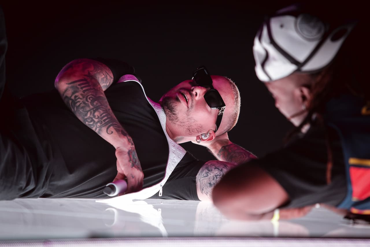 El único artista que ha pasado por el escenario de 
<a href="https://www.univision.com/shows/premio-lo-nuestro">Premio Lo Nuestro</a> 
<b>que optó por verlo todo desde el piso, fue J Balvin. </b>