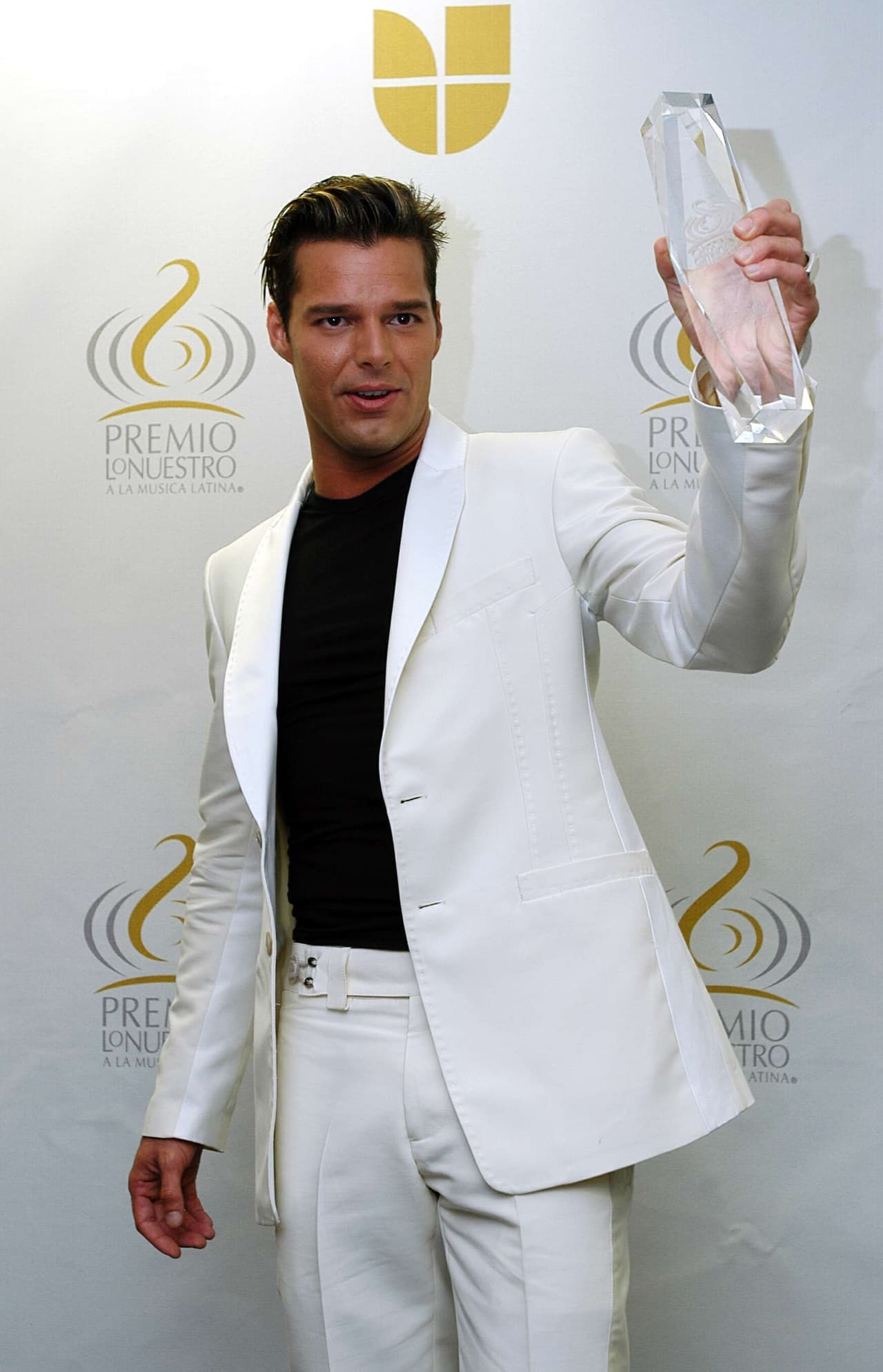 Ese año, el cantante recibió el Premio a la excelencia de manos de José Feliciano.