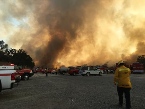 Bomberos autorizan volver a su hogar a evacuados por incendio en Santa Clarita
