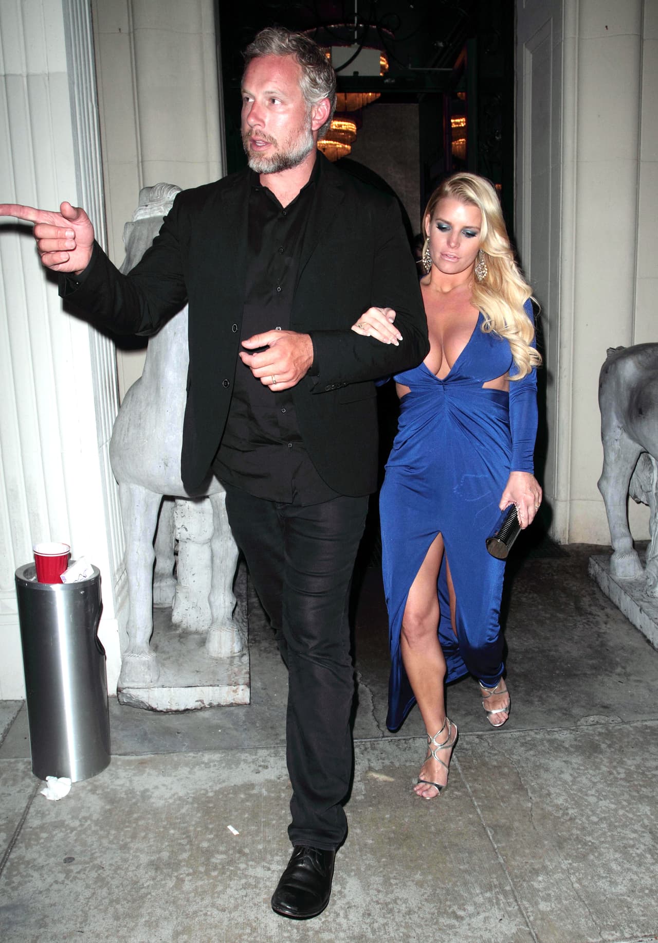 La diseñadora de modas lucía espectacular en un vestido azul.