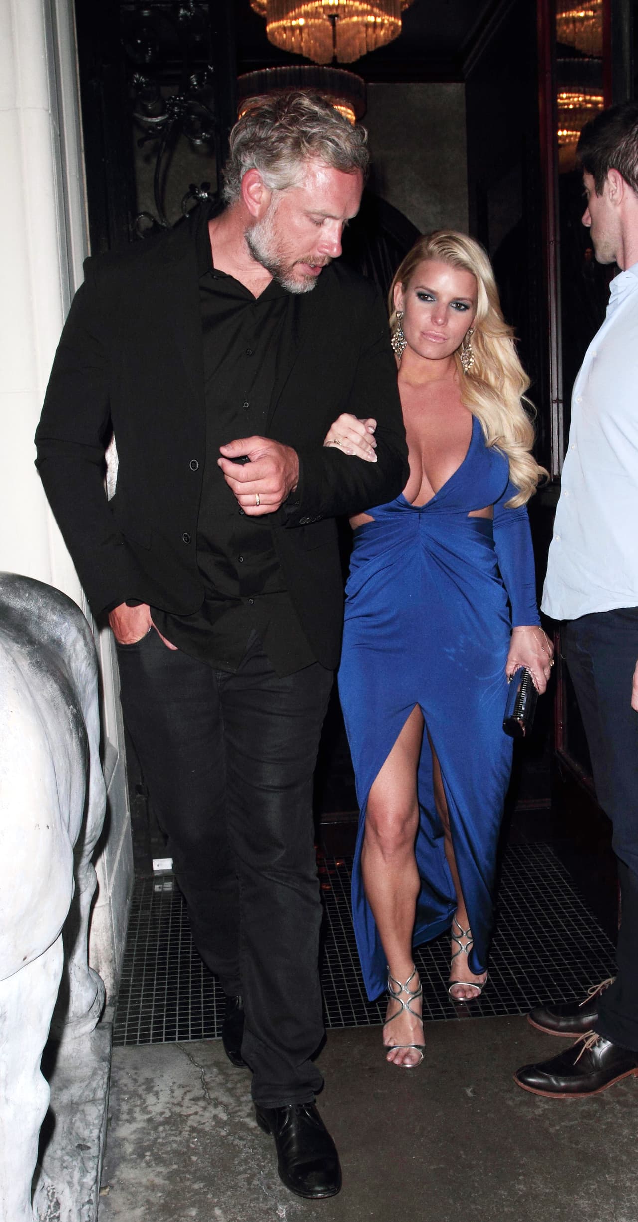 Jessica Simpson y su esposo se pusieron guapos y salieron a cenar en Beverly Hills.