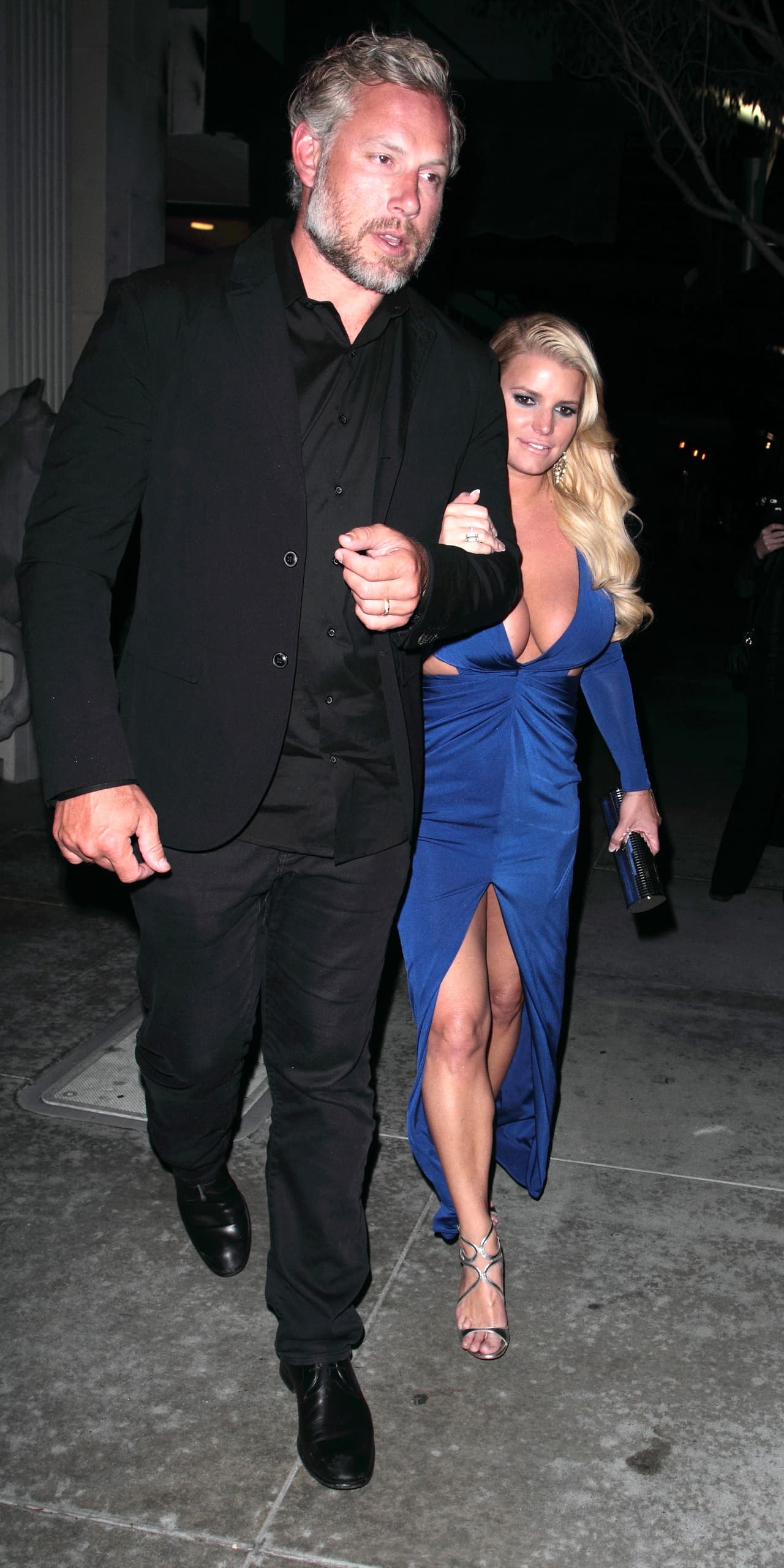 Con tremendos zapatos Jessica por poco se cae.