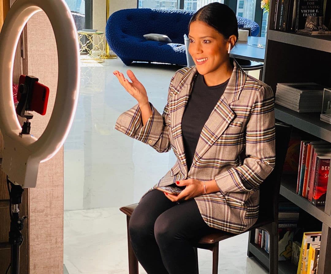 Nuestra Fran compartió esta imagen desde su casa, con la que expresó lo irónico de este distanciamiento social: nos unió más como personas, como compañeros y como sociedad.