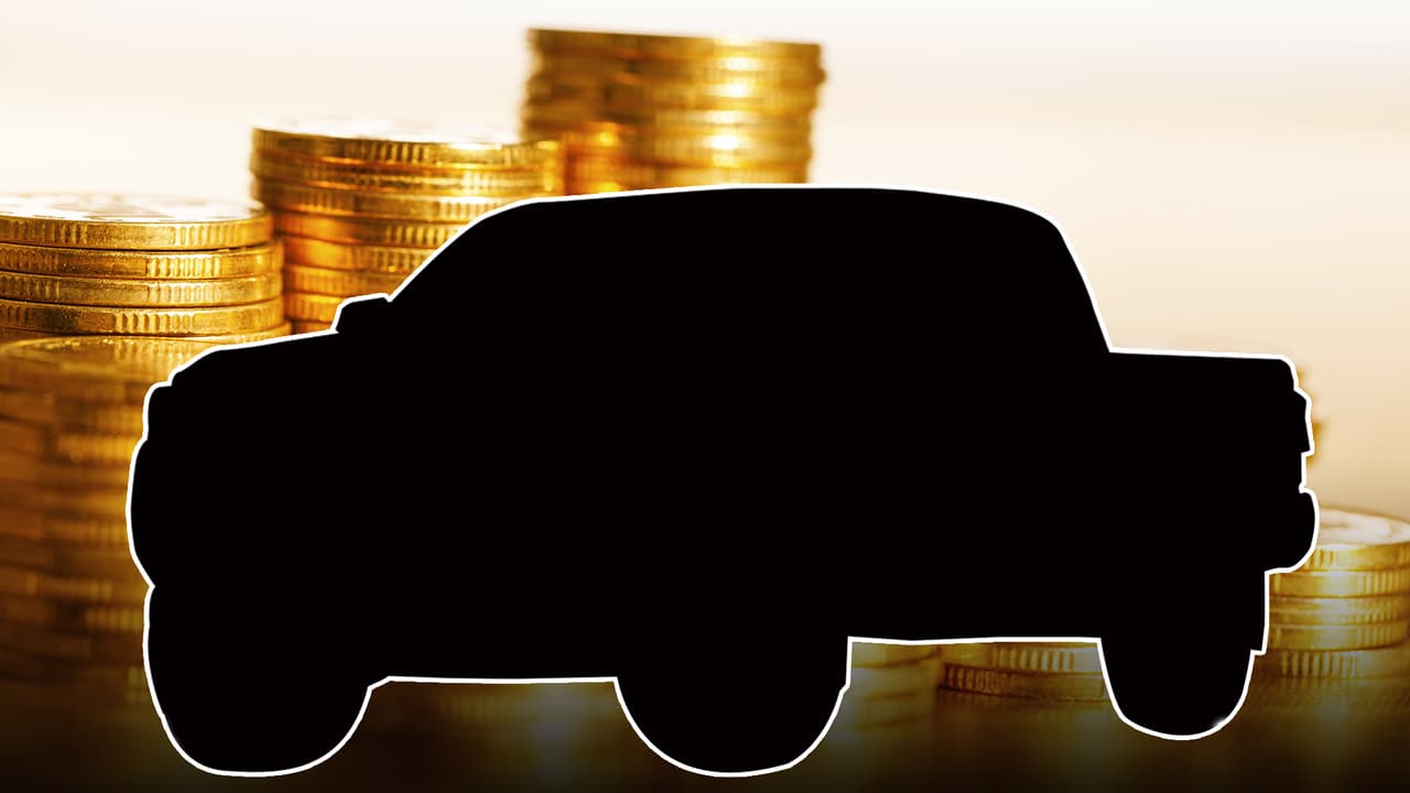 Según la sabiduría popular, los automóviles nuevos pierden gran parte de su valor una vez que salen del concesionario, y como usualmente ocurre la sabiduría popular está en lo correcto. Según 
<b><a href="https://www.kbb.com/new-cars/best-resale-value-awards/best-resale-top-10-cars/" target="_blank">Kelley Blue Book</a></b>, la histórica organización de valuación e investigación automotriz, después de los primeros 60 meses de uso el vehículo promedio en Estados Unidos mantiene apenas el 33% de su precio de venta.
<br>
<br>Son muchos los factores que afectan el valor de reventa de un vehículo, su marca, modelo, color, las opciones elegidas y los gustos del público (lo cual explica que en 2018 la gran mayoría los autos que mejor retienen su valor con pickups y SUVs) son de gran importancia, así como el mantenimiento que se le de y el numero de millas recorridas.
<br>
<br>Según la lista anual preparada por Kelley Blue Book, los 10 autos con mayor valor de reventa en EEUU mantienen en promedio el 55% del promedio de su valor después de 60 meses de uso. para 2018 son: