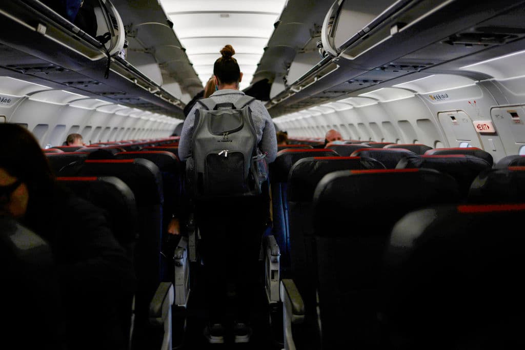 Comportarse mal en un avión puede ser un delito penal con multas de más de $37,000: lo explicamos