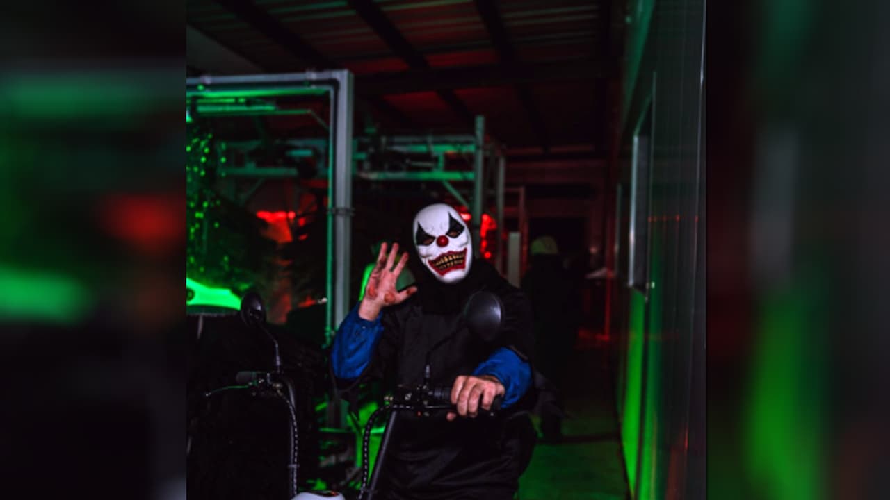 <b>WashGuys</b>: Lavar el auto nunca fue tan tenebroso. Una actividad ideal para toda la familia y además terminas con tu auto limpio. Tienen varias direcciones en todo el estado, por lo que tienes que entrar a 
<a href="https://websiteconnect.drb.com/washguystx/Tunnel-Of-Terror" target="_blank">washguystx.com</a> para conseguir el más cerca de ti.
<b> Los paquetes por los sustos y la limpieza de tu auto van desde los $29.</b>