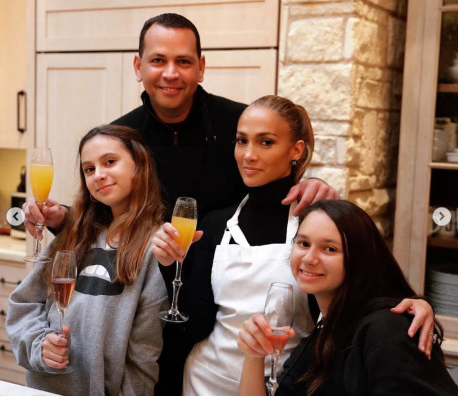 <b><a href="https://www.univision.com/famosos/jlo-a-rod-fotos-instagram-fotos" target="_blank">Dejó algunas fotos con su ex</a></b> en situaciones más casuales y familiares, como las del Día de Acción de Gracias de 2019 en las que la pareja aparece con sus respectivos hijos.
<br>