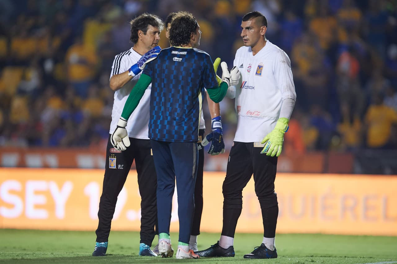 Entre risas, saludos, emoción y un gran escenario, así volvió a portar la casaca de las Águilas el portero mexicano.