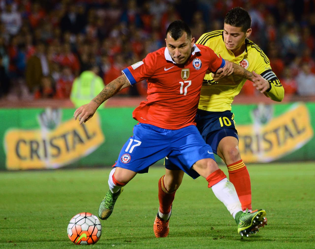 El uniforme tradicional de Chile es playera de color rojo, short azul y calcetas blancas. Al combinado chileno se le conoce comúnmente como la ‘Roja’.