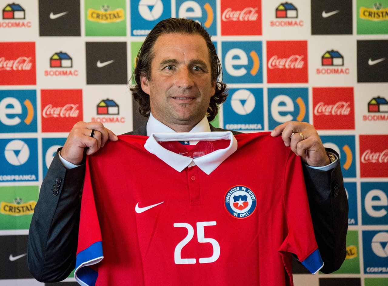 Su entrenador es naturalizado español Juan Antonio Pizzi que anteriormente dirigió a León, Valencia, San Lorenzo, Rosario Central, Universidad Católica, Santiago Morning, Universidad San Martín y Colón.