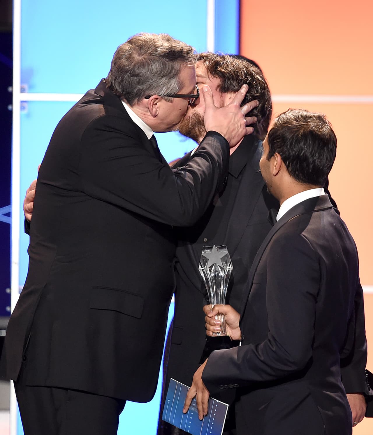 Cuando Bale recibió su premio Adam McKay le plantó tremendo beso en la boca.