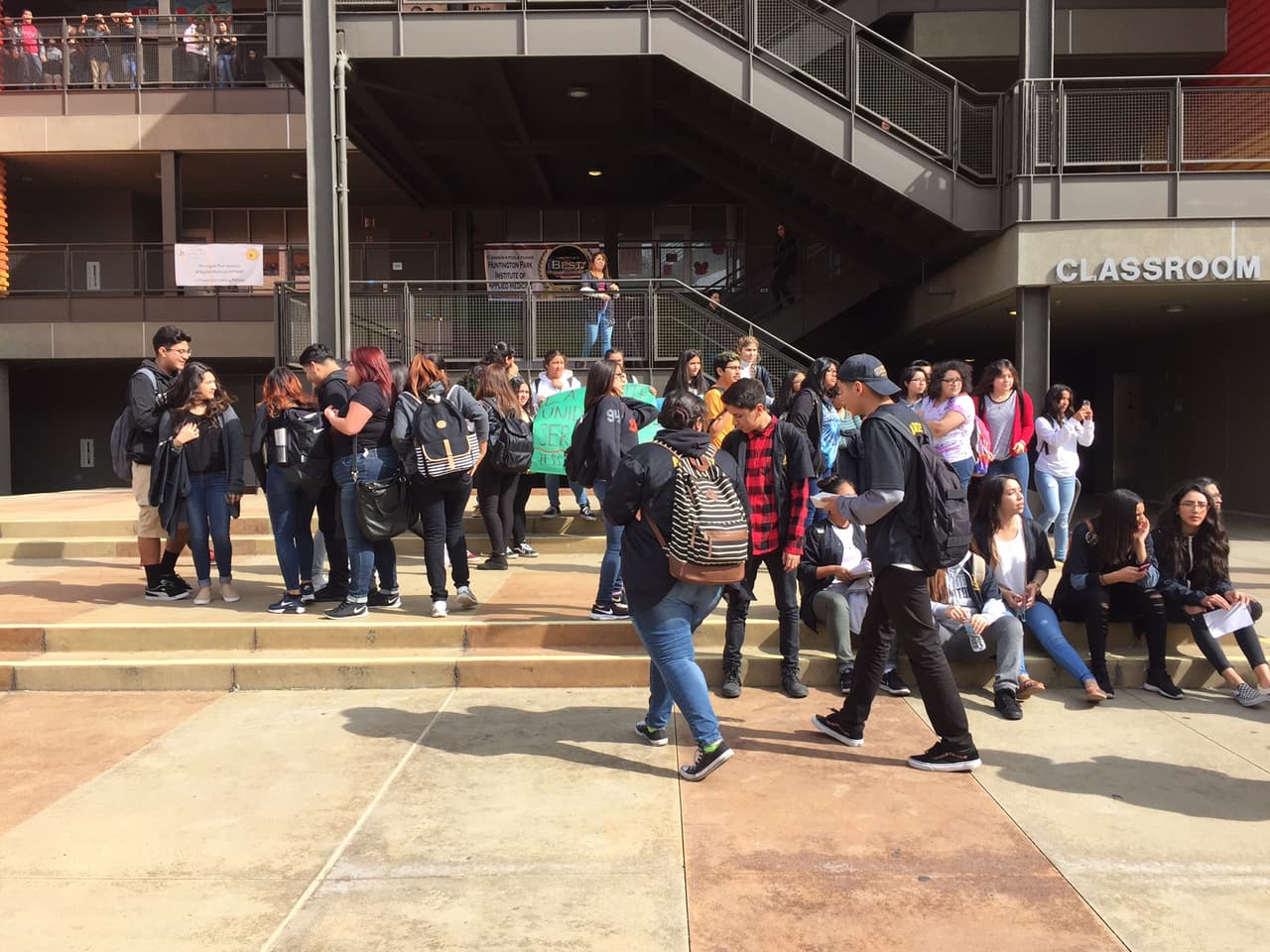 Aunque el Distrito Escolar Unificado de Los Ángeles solicitó a sus estudiantes y empleados a que no se ausentarán debido a la convocatoria. Estos jóvenes abandonaron sus salones a partir de las 1:15 de la tarde (hora local), según explicó García.