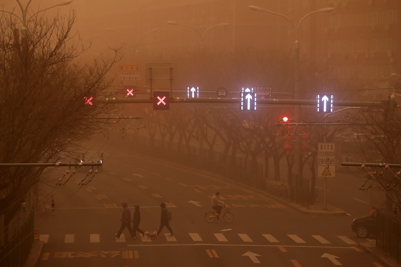 La plantación masiva de árboles y arbustos en zonas vulnerables ha reducido la intensidad de las tormentas, pero la expansión de ciudades e industrias, así como la minería y la sobreexplotación de los pastos, han puesto una presión constante sobre el entorno en toda China.