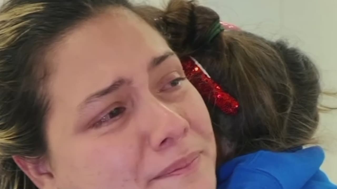 Una madre estuvo detenida por ICE más de un mes junto a su hija de 6 años: le dijo que era un campamento