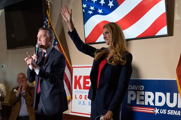 Los senadores republicanos David Perdue y Kelly Loeffler, ambos de Georgia, aparecen en una parada de campaña en Cumming, Georgia, el 13 de noviembre de 2020.