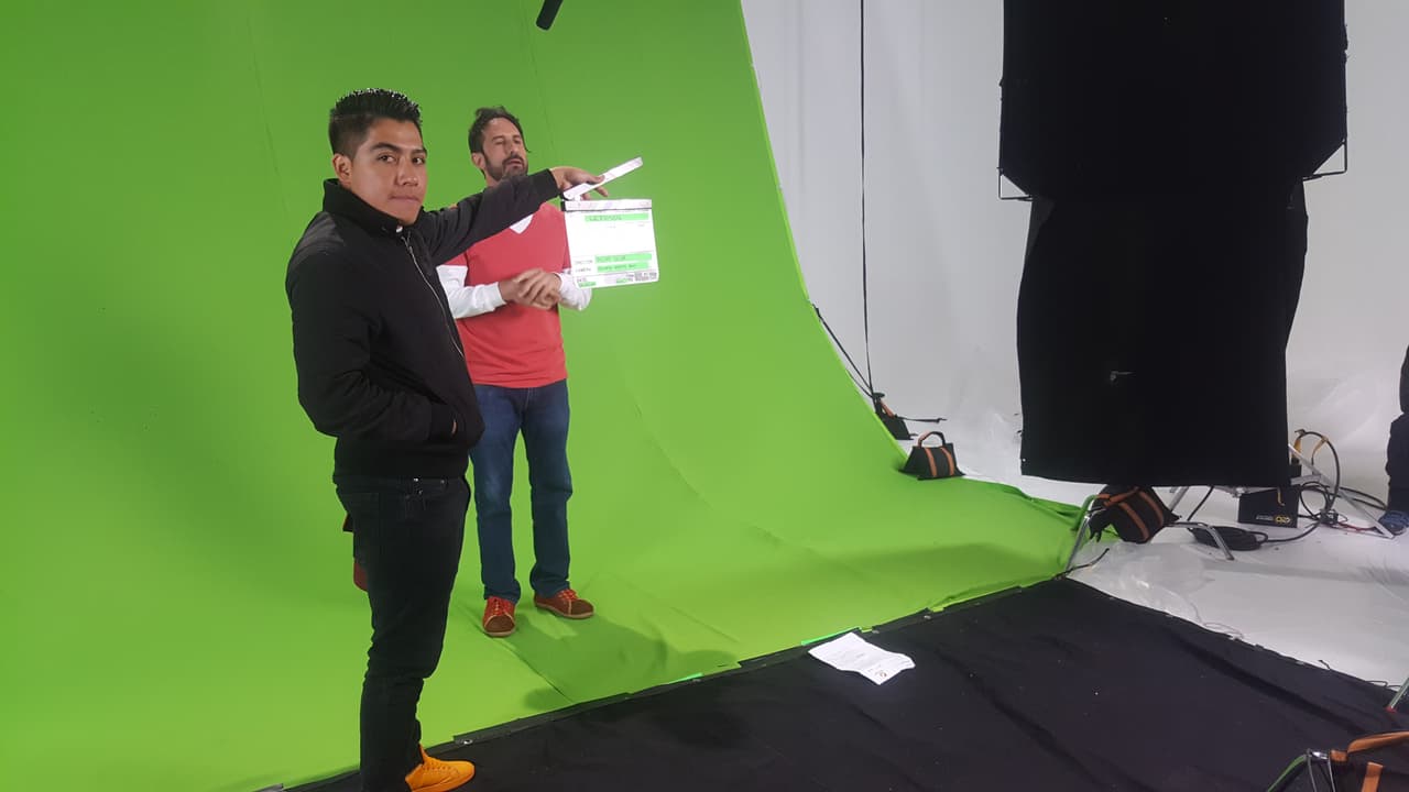 Pedrito en acción con el look rebelde que lo caracteriza.