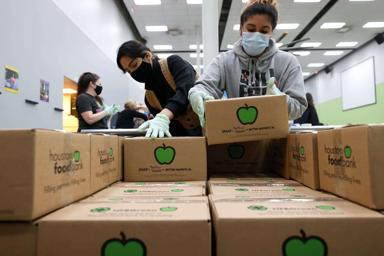 <b>¿Cómo un adulto mayor se puede inscribir?</b>
<br>
<br>- Debe inscribirse personalmente en un centro de distribución.
<br>
<br>- Para inscribirse, deberá presentar un documento de identidad (por lo general, los siguientes documentos son prueba de ello: permiso de conducir, cartilla militar, cartilla de veterano, tarjeta sanitaria, tarjeta de identificación, certificado de nacimiento o de bautismo, pasaporte, visado de refugiado).
<br>
<br>- Se pedirá a los solicitantes que faciliten información sobre edad, ingresos y residencia.