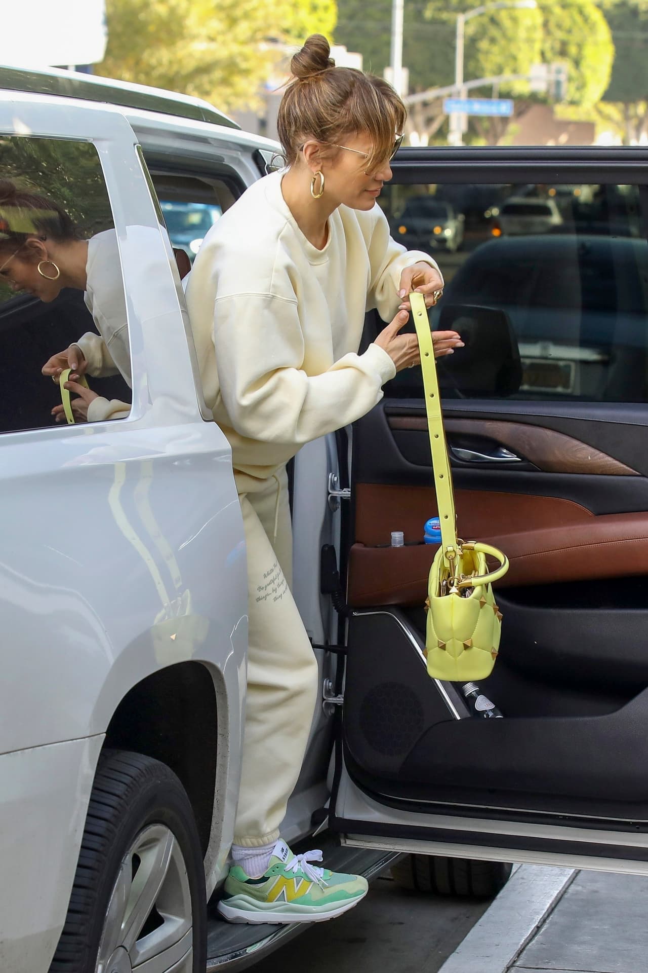 Al 'shopping' y al almuerzo con parte de su familia se fue enfundada en un cómodo conjunto deportivo amarillo con zapatillas verdes.
<br>