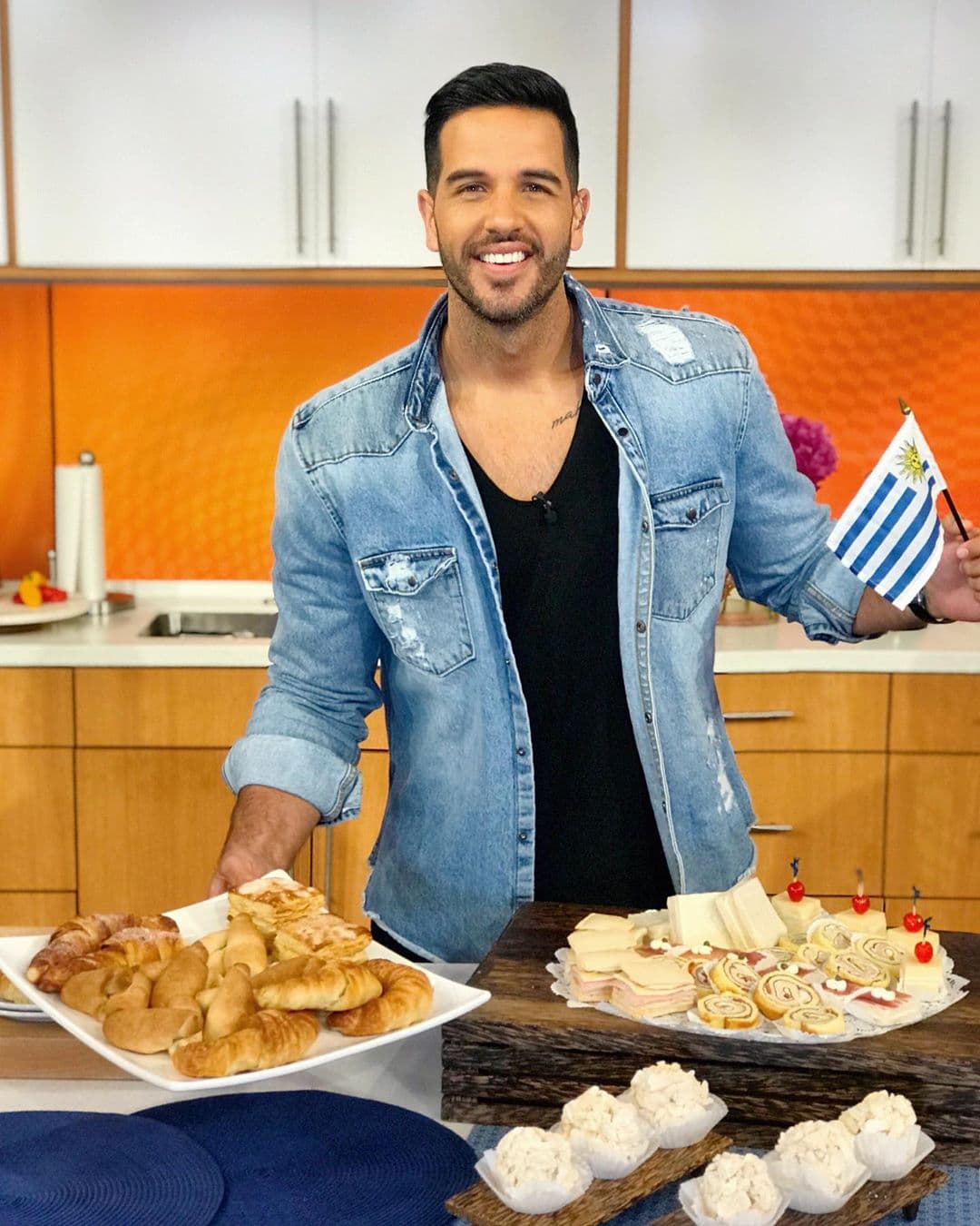 Hasta con una 'denim jacket' se roba el corazón de sus seguidores en Instagram.