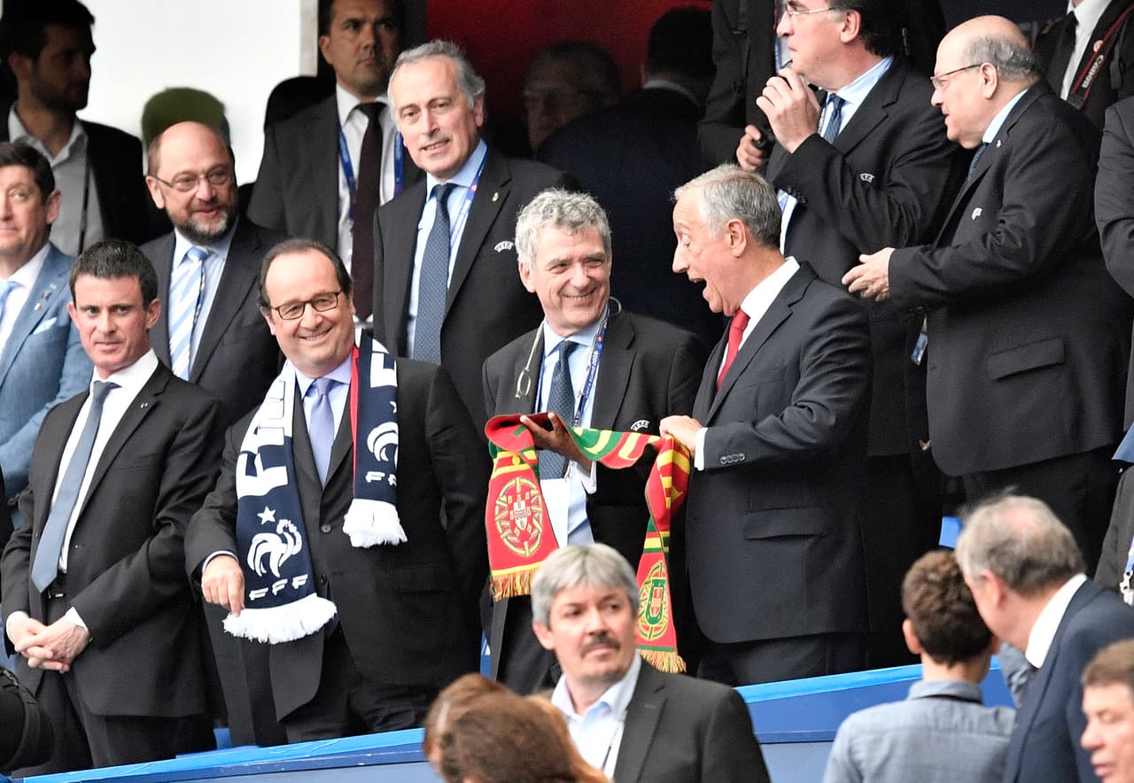 Un juzgado ya investigaba un posible trato de favor a los clubes Recreativo y Marino. En los últimos tiempos, se vio obligado a devolver al CSD 1.2 millones de euros como subvención para edificar una escuela de fútbol en Haití que nunca se hizo. Pese a la devolución, el caso sigue abierto en un juzgado de Majadahonda (Madrid), donde Villar fue citado a declarar, situación por la que ya tuvo que pasar antes de aquellas elecciones de 2004.