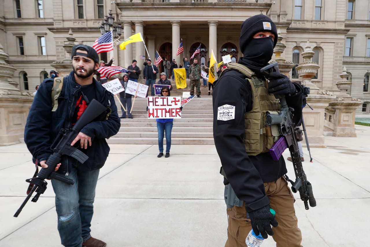Manifestantes con rifles en el Capitolio estatal de Michigan, el 15 de abril de 2020. Estas personas armadas tildan de autoritaria a la gobernadora Gretchen Whitmer por dar órdenes de quedarse en casa y exigen el fin de las cuarentenas por el coronavirus.