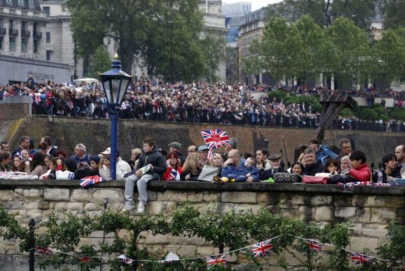 1 MILL"N DE PERSONAS- La procesión a través del río Támesis para celebrar a Isabel II hizo que más de 1 millón de personas se congregaran en los márgenes del río para saludar a su reina.