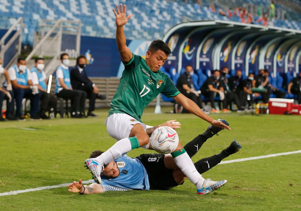 El autogol del portero Carlos Lampe (40') y el gol de Edinson Cavani (79') le dan la victoria a Uruguay 0-2 sobre Bolivia y los 'Charrúas' se adueñan de la tercer plaza del grupo A.