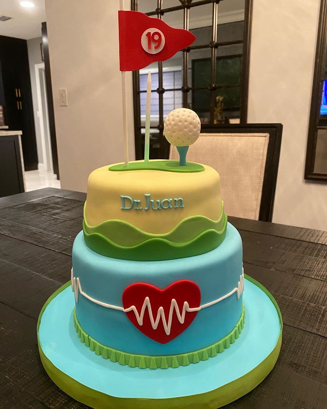 Con este hermoso pastel, y la compañía de su familia, nuestro médico de cabecera celebró la fecha.