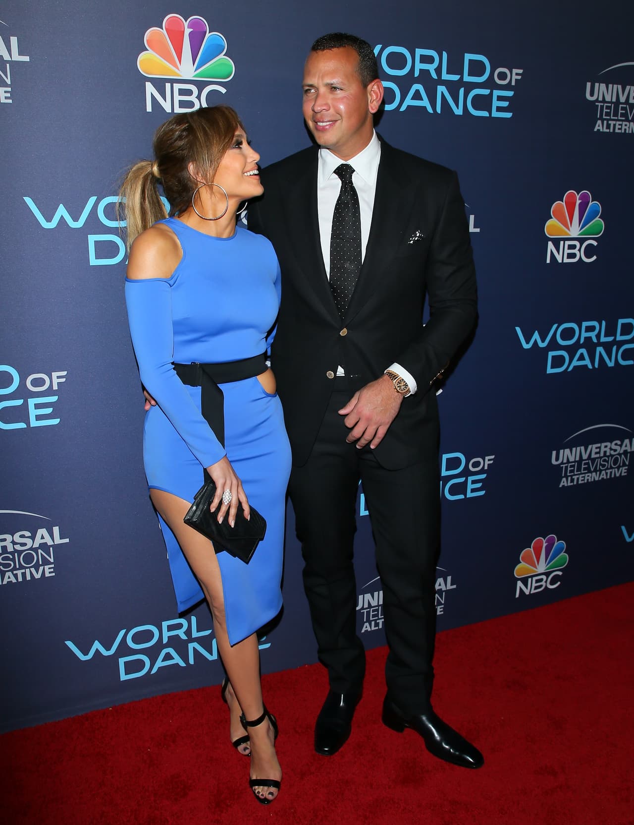 Desde marzo de 2017, Alex y Jennifer protagonizan un romance que ha acaparado las miradas de sus fans, medios y fotógrafos. La cantante no es cualquier novia, pues tiene una carrera de más de 20 años, ha vendido más de 80 millones de discos alrededor del mundo y ha participado en 32 películas.