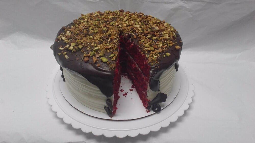 <b>Premier Cakes</b>
<br>Dirección: 6617 Falls Of Neuse Rd Ste 105 Raleigh, NC 27615
<br>Teléfono: (919) 703-0095
<br>Sitio web: 
<a href="https://www.premier-cakes.com/">https://www.premier-cakes.com/</a> 
<br>
<b><a href="https://www.yelp.com/map/premier-cakes-raleigh-2">Cómo llegar</a></b>
<br>
<br>Aseguran que todos sus “pasteles, glaseados, masa para pasteles y postres se elaboran desde cero con los ingredientes más frescos y de la mejor calidad, que incluyen la mejor harina de trigo suave, huevos frescos de grado AA, zanahorias y camotes recién rallados, mantequilla pura, vainilla pura y azúcar pura de caña”.