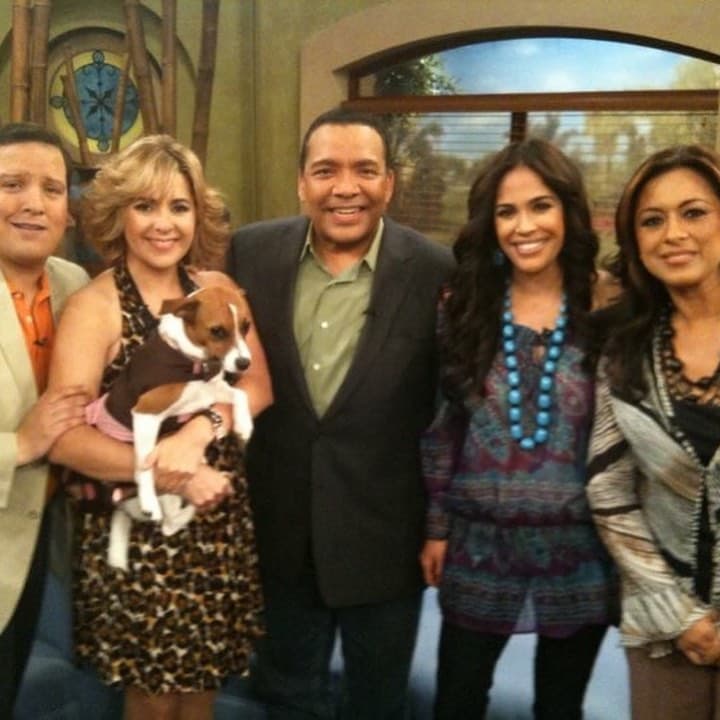 Raúl González se unió en el año 2002, mientras que Karla Martínez entró a las filas del show en 2006. Ambos siguen compartiendo las mañanas con la audiencia hispana y así lucían hace más de una década.