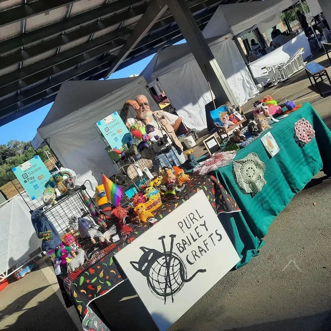 La comida que se vende es de food trucks y, por ejemplo, dos “quesabirrias” cuestan diez dólares. pero la entrada al mercado es gratuita.