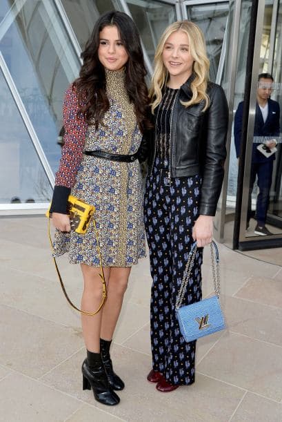 Selena Gomez y Chloe Moretz aprovecharon un momento antes de ver el desfile de Louis Vuitton.