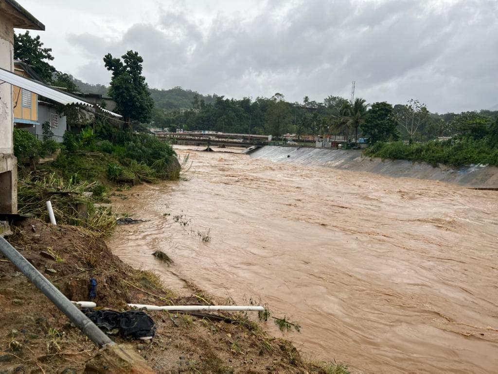 El desbordamiento del río Grande de Arecibo amenaza con afectar más viviendas a su alrededor.