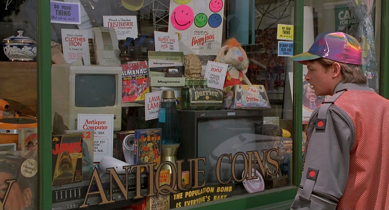 Y todo lo que vemos en estos anaqueles sí que son antigüedades ahora... excepto el agua mineral.