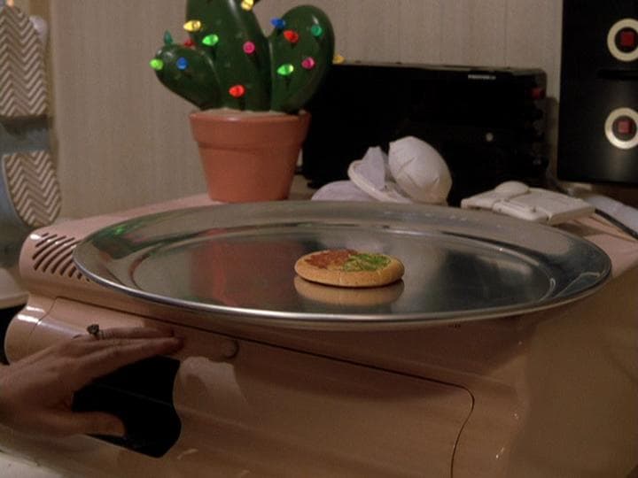 Hacen una pizza pequeñita en un horno eléctrico.