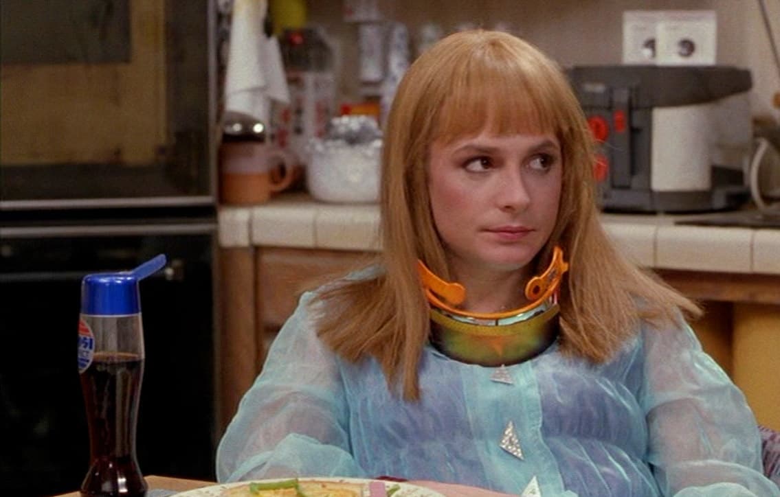 Lo que sí más o menos ya tenemos son los hogares inteligentes como muestran en la cinta.