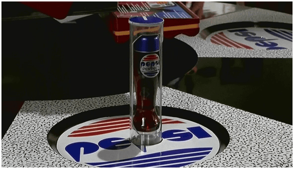 Esta Pepsi que beben en la cinta será una realidad, ya que la empresa sacará pronto una edición especial como ésta.