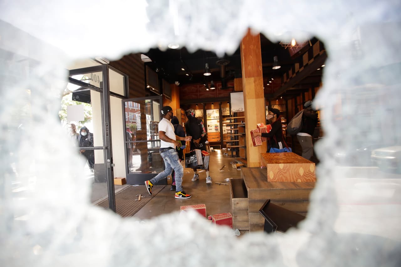 Sin embargo, alrededor de las 2 pm un grupo de infiltrados llegaron a la zona comercial de Santa Monica violentando múltiples negocios.
<br>