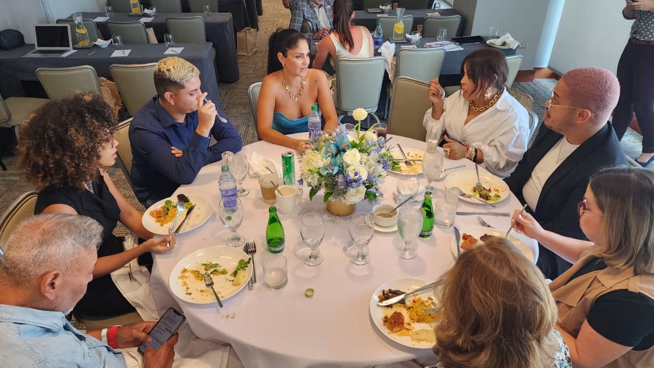 Astrid Rivera junto a los participantes de PitchPR en San Juan, Puerto Rico