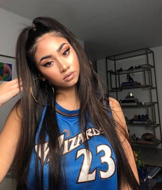 También tiene la de los Washington Wizards, con el número 23: la que usaba 
<b>Michael Jordan,</b> una de las grandes leyendas de ese deporte.