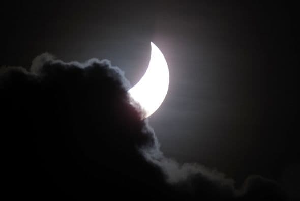 Los aborígenes australianos tenían diversas explicaciones sobre los fenómenos naturales y algunos creían que los elipses eran señales de mal agüero o de magia negra como los Arrernte o los Wardaman que creían que se trataba de un pájaro negro que cubría al sol, pero otros grupos, como la tribu Yolgnu, de Arnhem Land, creían que el eclipse era un acto de copulación entre el sol y la luna.