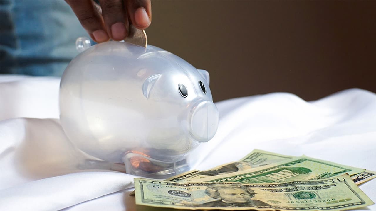 <h3 class="cms-H3-H3"><b>Pensar en una mayor pensión</b></h3>
<br>De acuerdo con Andrés Gutiérrez, mantenerse laboralmente activo y esperar para solicitar el retiro puede ayudar a 
<b>obtener una pensión más sustancial</b>, lo que se traducirá en 
<b>una vida más cómoda</b> cuando dejes de trabajar. 
<br>
<br>“Entre más tiempo le das, más recibes y más segura es tu jubilación”, señala.