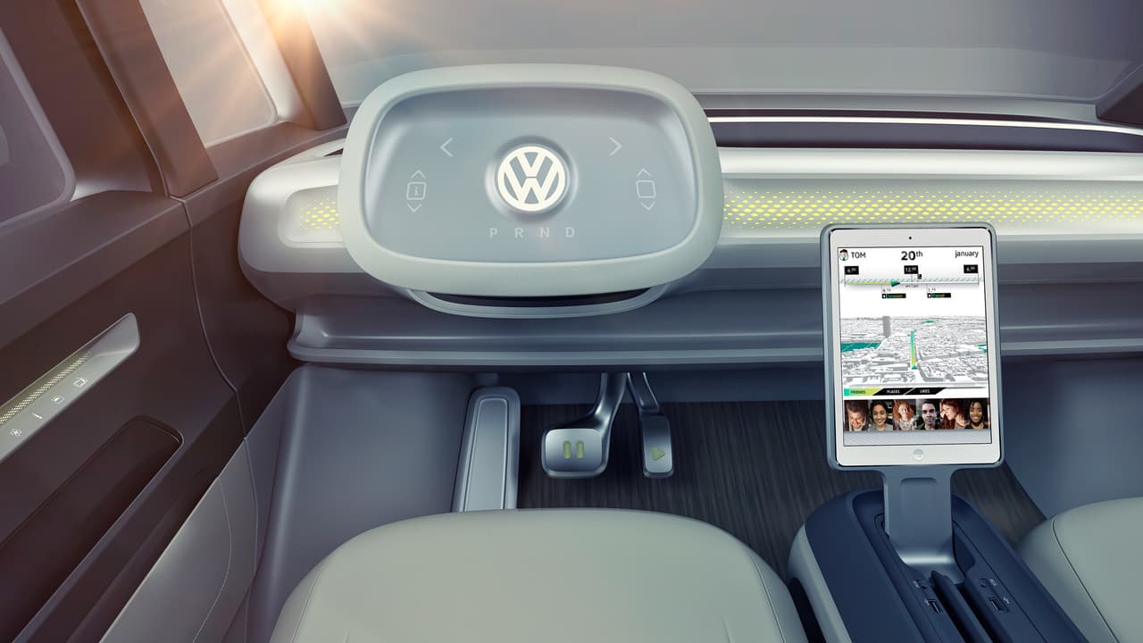 Para una conducción más tradicional, al pulsar el emblema de Volkswagen, el mismo se convierte en el propio volante del vehículo.