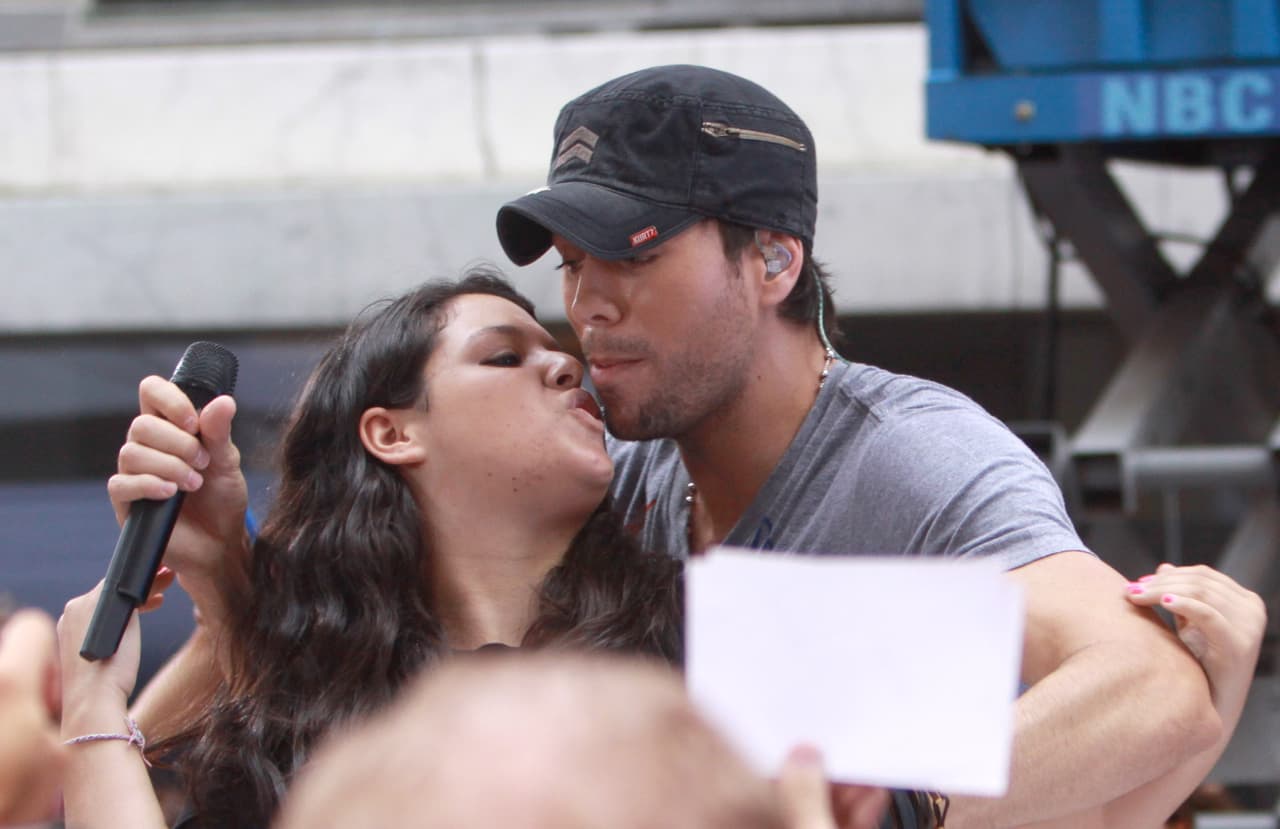 En varias ocasiones el español ha dicho que Ana es la mejor compañera que hubiera podido desear, pues entiende cuando está de gira y el cariño que le tienen sus fans.